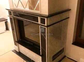 Каминная топка WINDO 90 N NERO (EdilKamin) в индивидуальной облицовке из мрамора Blanco Carrara/Negro Marqino + каминные решётки Megaprom